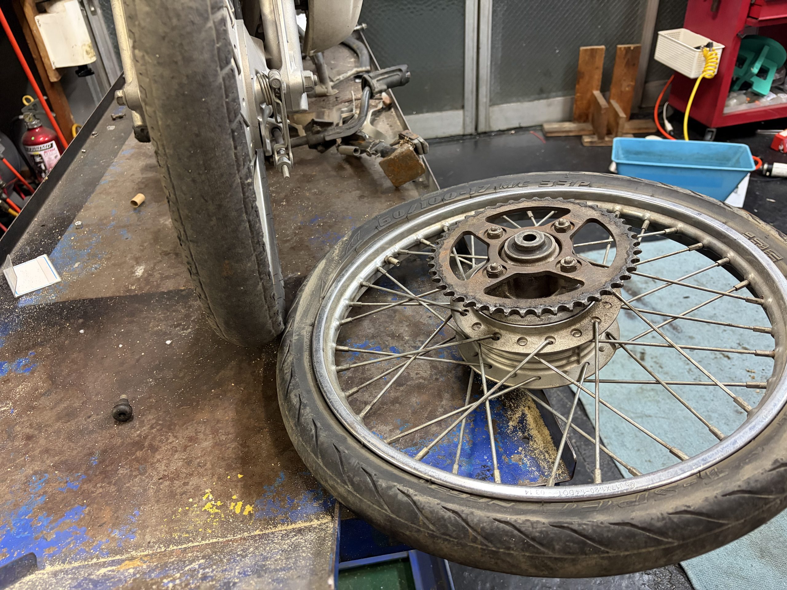 バイクタイヤ交換作業